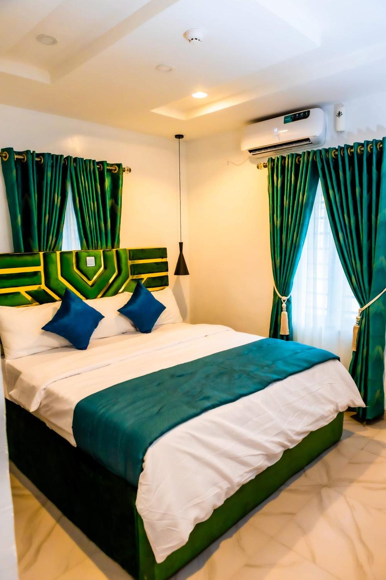 El Elyon Hotel And Suites Lagos Bagian luar foto