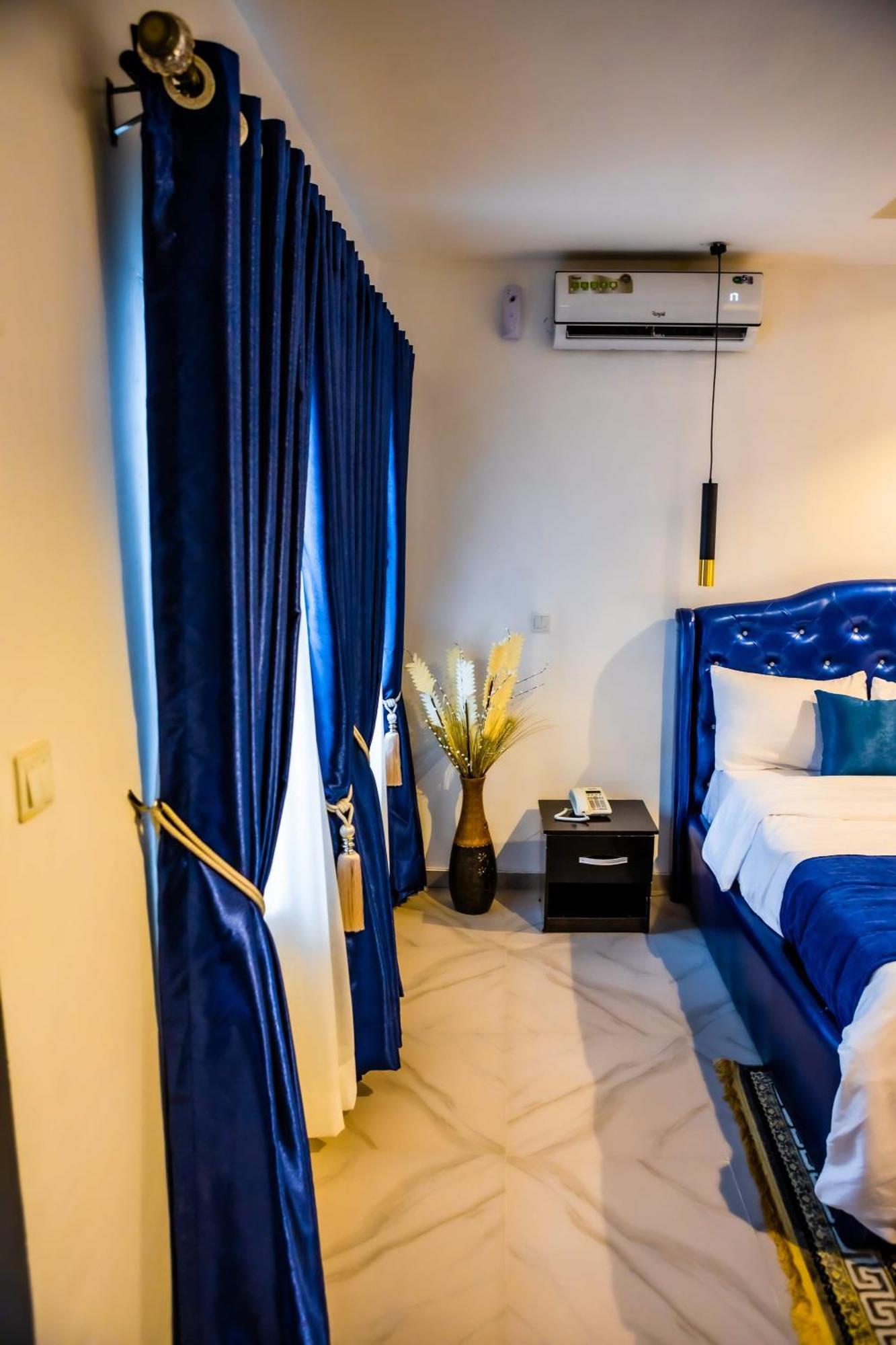 El Elyon Hotel And Suites Lagos Bagian luar foto